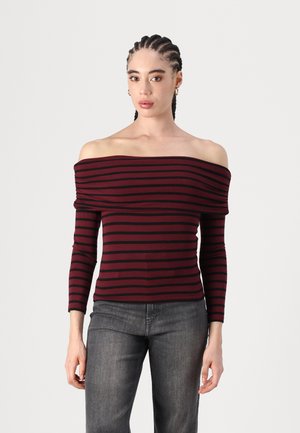 Burgundy och svart randig off-the-shoulder topp med långa ärmar, som har en mjuk, ribbad textur och en figurnära design.