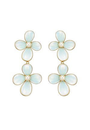 Pendientes colgantes con dos formas de flores azules claras conectadas, cada flor tiene cuatro pétalos y una pequeña perla central.