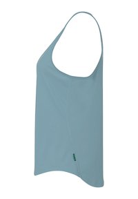 Top sin mangas de color azul claro, hecho de una tela suave, con un escote redondeado, detalles en las costuras laterales y una pequeña etiqueta verde en el dobladillo.