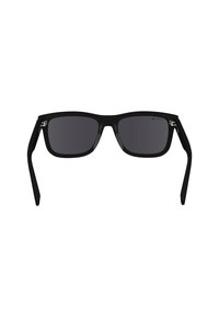 Ochelari de soare dreptunghiulari negri cu lentile întunecate și rame groase din plastic. Include accente metalice lângă balamale și o textură netedă, mată.