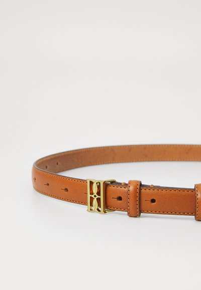 Kerge suvekarmiga nahkrihm, millel on peene õmbluse detail, kuldne lukustuselement ja viis reguleeritavat auku. Sujuv tekstuur ja elegantne disain.