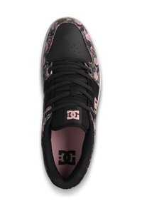 Czarny sneaker z kwiatowym wzorem z różowymi różami, teksturowaną czarną siateczką oraz jednolitym czarnym noskiem. Logo DC widoczne na języku.
