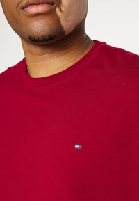 Tommy Hilfiger TEE - T-shirt básica - rouge
