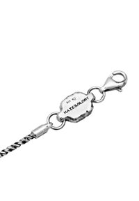 Silverkedja med vriden mönster, försedda med en stämplad tagg med graverad "MAZE&GLORY" och en hummerspänne för säker fastsättning.