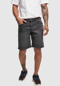 Urban Classics Kratke hlače od trapera - real black washed