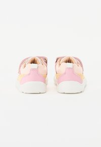 Sneaker rosa e gialli con tomaia in tessuto e suola in gomma, caratterizzati da una finitura testurizzata e cinturini regolabili per una facile vestibilità.