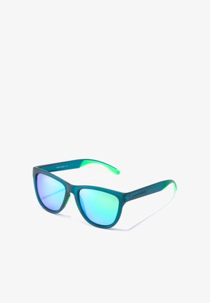 Ochelari de soare în nuanțe de verde-albăstrui și verde, cu lentile oglindite, ramă dreptunghiulară, material plastic ușor, cu un finisaj mat și branding pe lateral.