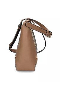 Borsa a tracolla in pelle marrone vista di lato che mostra la tracolla regolabile e le finiture in oro su sfondo bianco.