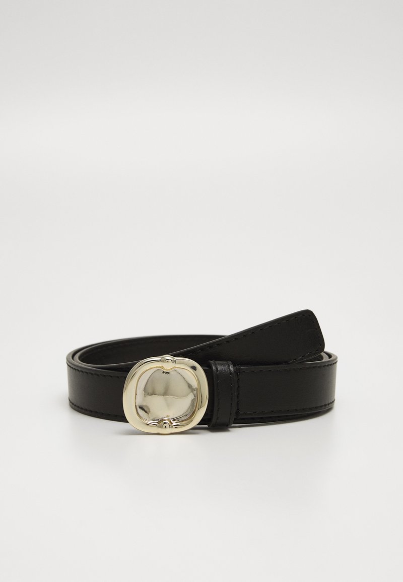 Μαύρη δερμάτινη ζώνη με στρογγυλή, γυαλιστερή χρυσή αγκράφα και μεταλλική φινίρισμα. Η ζώνη έχει λεία επιφάνεια με προσεγμένες ραφές.