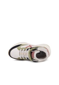 Zapatilla blanca con acentos en oliva y negro, materiales de cuero texturizado y malla, cierre con cordones y suela de goma en forma de donut.