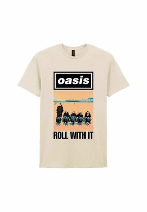 Beżowa koszulka z czarnym logo "oasis", obraz pięciu mężczyzn siedzących na krzesłach oraz tekst "ROLL WITH IT" pod obrazem.