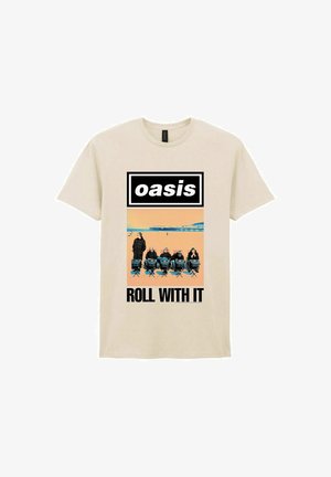 T-shirt beige con logo nero "oasis", immagine di cinque uomini seduti su sedie e testo "ROLL WITH IT" sotto l'immagine.