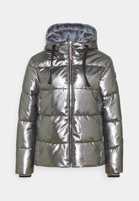 Veste matelassée argentée métallique avec fermeture éclair à l'avant, cordons noirs et capuche doublée de fausse fourrure grise douce.