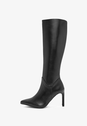 Botín de cuero negro hasta la rodilla con punta afilada y tacón de aguja. Textura suave y mínimas decoraciones, forma estructurada para un ajuste ceñido.