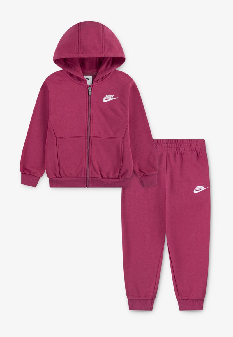 Bordová mikina na zips s kapucňou, prednými vreckami a bielym logom Nike. Zodpovedajúce nohavice s elastickým pásom a manžetami tiež obsahujú toto logo.