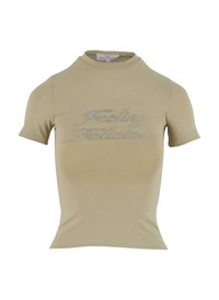 Camiseta de manga corta color caqui con cuello alto y texto brillante en strass que dice "Sintiendo Fabuleoso" en la parte frontal. Textura de tela suave.
