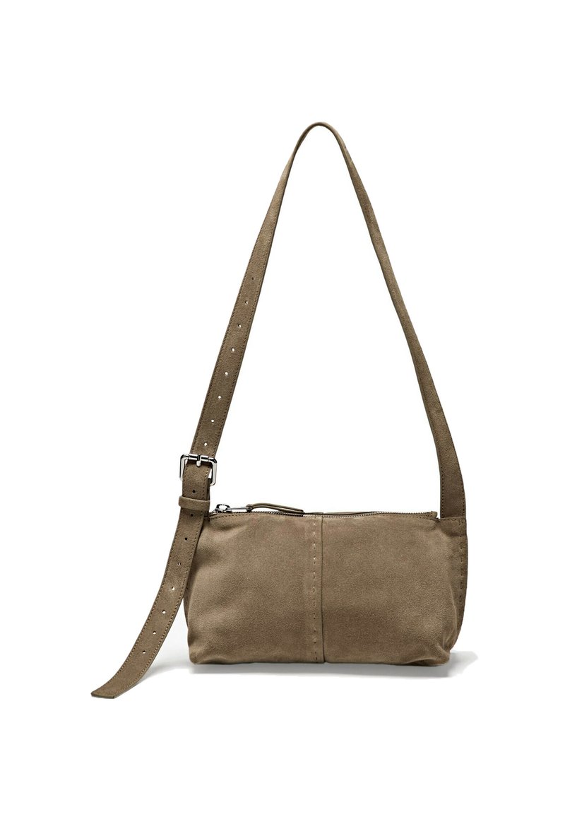 Borsa a tracolla in suede marrone con chiusura a zip, tracolla regolabile e dettagli di cucitura sottile. Forma rettangolare con una texture morbida.