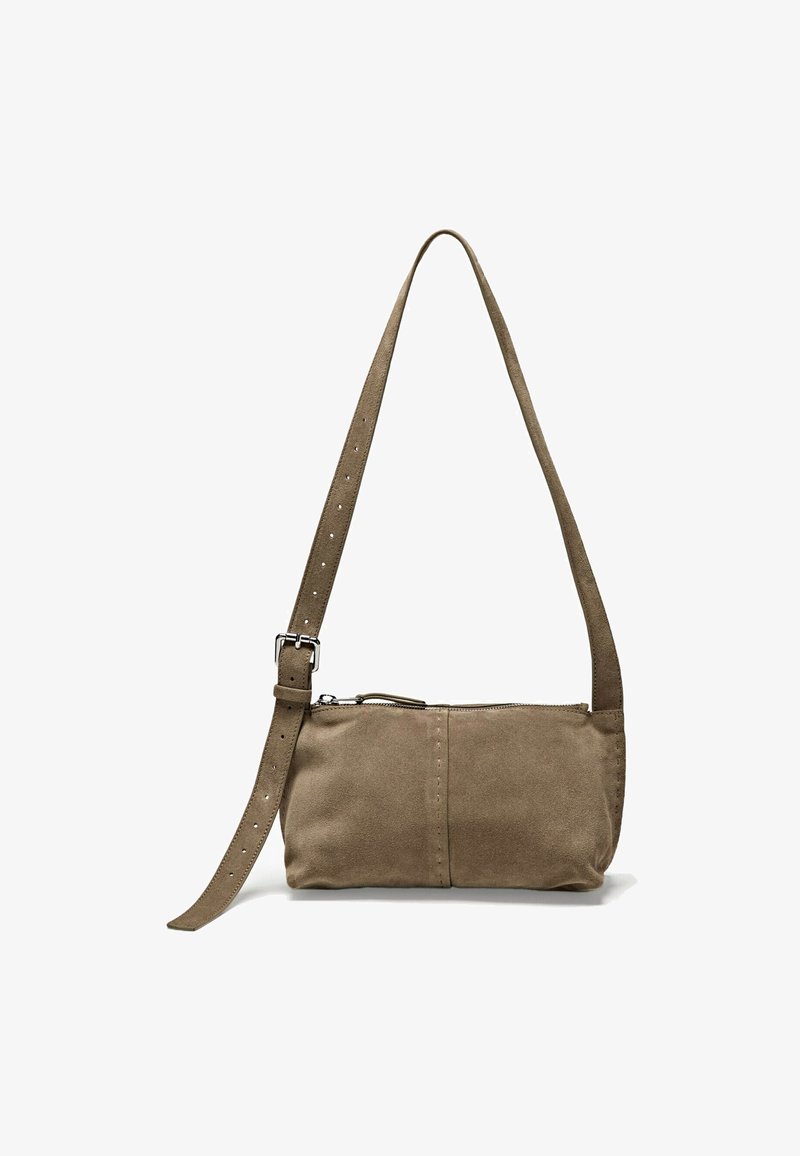Borsa a tracolla in suede marrone con chiusura a zip, tracolla regolabile e dettagli di cucitura sottile. Forma rettangolare con una texture morbida.