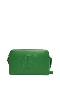 Borsa a tracolla verde in pelle con logo "CK" impresso, forma rettangolare, chiusura con zip e tracolla regolabile. Texture liscia, design minimale.