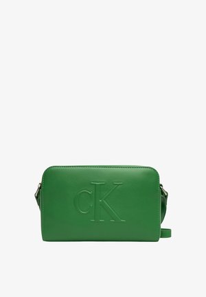 Borsa a tracolla verde in pelle con logo "CK" impresso, forma rettangolare, chiusura con zip e tracolla regolabile. Texture liscia, design minimale.