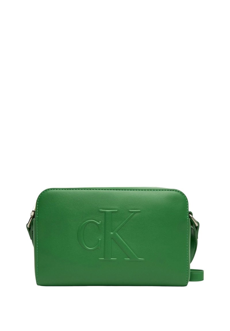 Borsa a tracolla verde in pelle con logo "CK" impresso, forma rettangolare, chiusura con zip e tracolla regolabile. Texture liscia, design minimale.