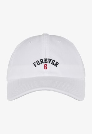 Casquette de baseball blanche avec une visière courbée. "FOREVER" brodé en noir avec un "6" rouge en dessous, en tissu texturé et avec une sangle réglable à l'arrière.