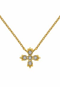Collar de oro con un colgante de cruz que presenta cinco piedras preciosas redondas y transparentes engastadas en un diseño texturizado. Los eslabones de la cadena están espaciados uniformemente.