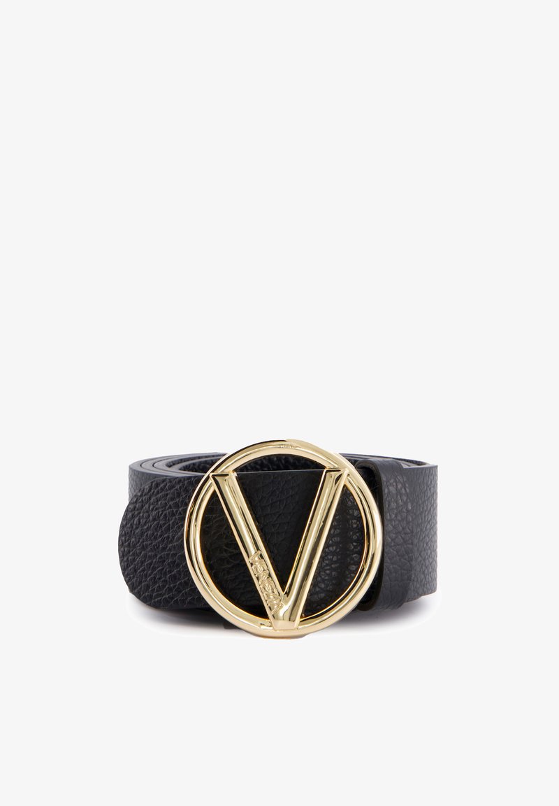 Schwarzer Leder-Gürtel mit strukturierter Oberfläche, ausgestattet mit einer großen runden goldenen Schnalle mit einem "V"-Design in der Mitte.