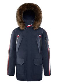 Mörkblå parka med huva fodrad med fuskpäls, dragkedjefickor, röda och vita accentränder på ärmarna och ett slitstarkt material.