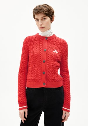 Roter gestrickter Cardigan mit einem strukturierten Kabelmuster, ausgestattet mit einem Knopfverschluss, zwei vorderen Taschen und kontrastierenden gestreiften Bündchen.