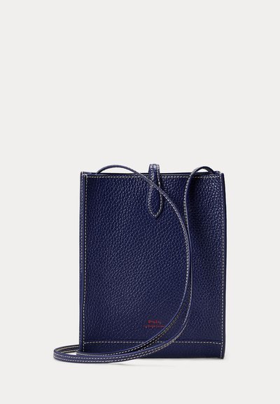 Borsa a tracolla in pelle testurizzata blu navy con cuciture bianche, tracolla sottile e piccolo logo rosso vicino al centro inferiore.