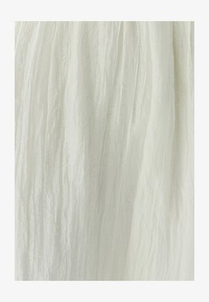 Biely textúrovaný látka s vrásčitým vzhľadom, ktorá zobrazuje vertikálne línie a miernu hĺbku v mäkkom, ľahkom materiáli.