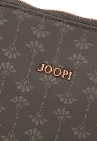 Pochette grigia con zip e motivo floreale, caratterizzata da una texture sottile. Logo dorato "JOOP!" in evidenza al centro.