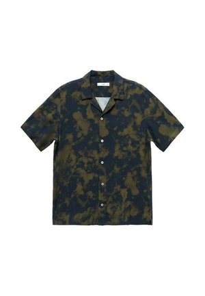 Cămașă cu mâneci scurte, cu nasturi, în model tie-dye de culoare bleumarin și măsliniu. Fabricată dintr-un material ușor, cu guler tip camp și cinci nasturi.