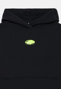 Sweatshirt com capuz preto feito de um tecido suave, apresentando um logo oval em verde néon no centro e um design simples e aerodinâmico.