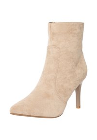 Botín beige de ante con punta puntiaguda y un tacón transparente y delgado. Diseño sin costuras con textura suave y cremallera lateral.