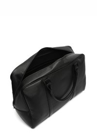 Schwarze Leder-Duffle-Bag mit glatter Textur, Reißverschluss, zwei Griffen und dezentem Branding. Geräumiges Inneres mit minimalistischer Gestaltung.