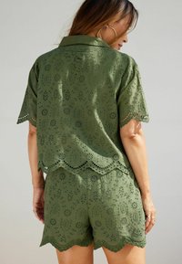 Myleene Klass BRODERIE REGULAR FIT - Šortky - khaki green