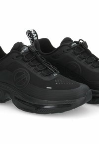 Een paar zwarte sport sneakers van mesh stof, met elastische veterloos veters, dikke gevoerde zolen en merk labels op de hielen.