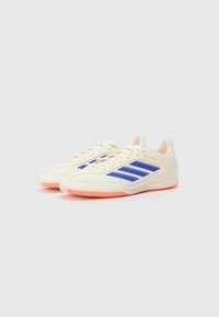 adidas Performance COPA INDOOR COURT CLUB  INDOOR FOOTBALL BOOTS - Botines de fútbol sala - off white/lucid blue/signal coral