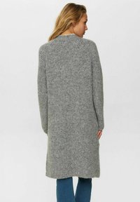 Grå stickad cardigan med en strukturfinish, med en avslappnad passform, långa ärmar och design som går till knäna. Inga synliga knäppningar.