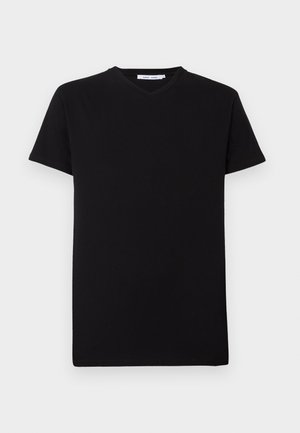 Schwarzes Baumwoll-T-Shirt mit kurzen Ärmeln und V-Ausschnitt. Einfaches Design, einfarbig und weiche Textur. Keine sichtbaren Muster oder Akzente.