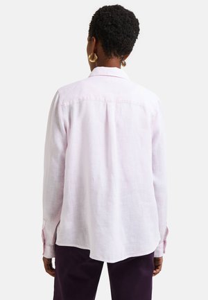 Chemise boutonnée en lin rose clair avec des manches longues, détails aux poignets et ourlet arrondi. Tissu texturé avec un design à coupe décontractée.