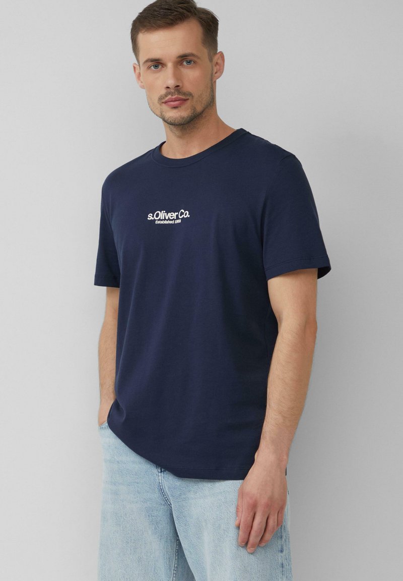 Navyblauw katoenen T-shirt met korte mouwen, ronde halslijn en wit s.Oliver Co. logo op de voorkant bedrukt.