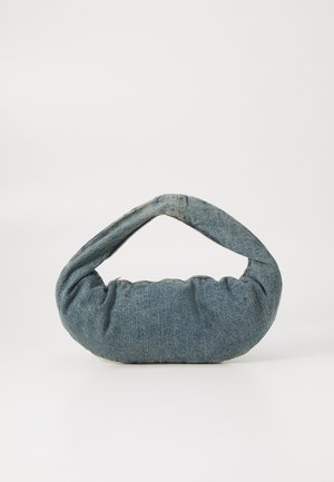 Bolso de denim azul con forma redondeada y acolchada, y una asa curva. La textura es suave, con costuras visibles y un acabado liso.