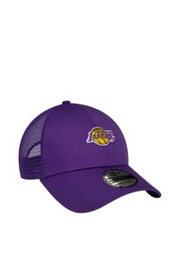 Cappello viola con visiera curvata, con logo ricamato "Los Angeles Lakers". Parte posteriore in rete per ventilazione, chiusura snapback regolabile.