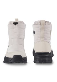 Bílé huňaté zimní boty s černými gumovými podrážkami. Mají stahovací šňůrku pro nastavitelnou velikost a textilní nylonový svršek. Zpevněná pata.