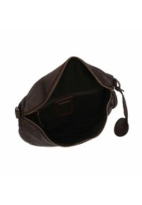 Borsa in pelle marrone scuro con zip aperta che mostra l'interno in tessuto nero e una piccola tasca con zip all'interno.