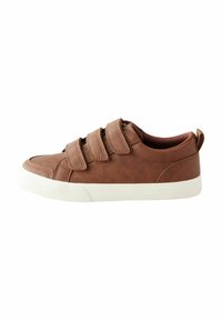 Brązowe skórzane sneakersy z trzema paskami na rzepy, białą gumową podeszwą, zaokrąglonym noskiem oraz strukturalnym wykończeniem na górze.