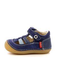 Scarpa in camoscio blu navy con suola in gomma, cinturino regolabile e design con ritagli. Presenta accenti azzurri e dettagli di cucitura bianca.